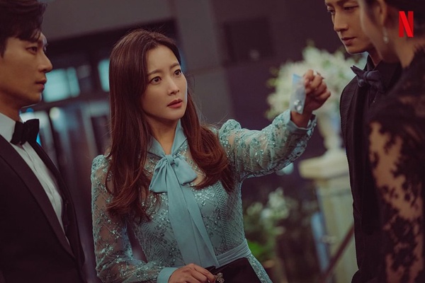 Netflix韓劇《再婚上流》6大看點！金喜善回歸，《我的上流世界》李賢旭再演渣男？