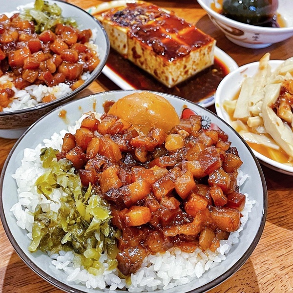 新竹8間銅板小吃推薦！廟口鴨香飯、薯霸早餐人氣必吃，再推隱藏版冰品「多謝綿綿冰」