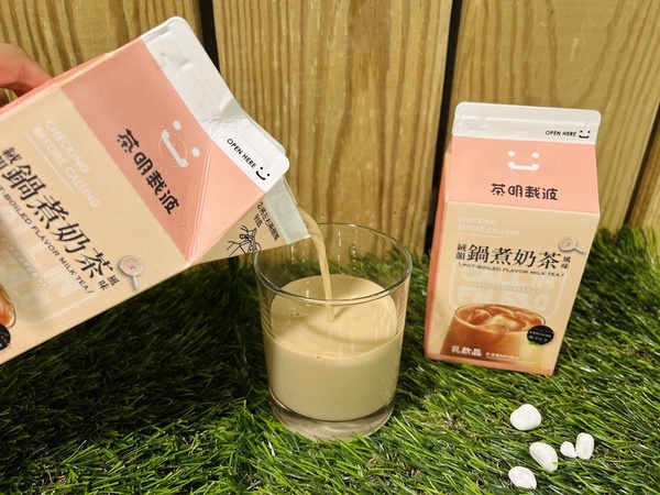 炎亞綸手搖「茶明載波」在全家開賣！濃郁鍋煮奶茶優惠2件優惠65元