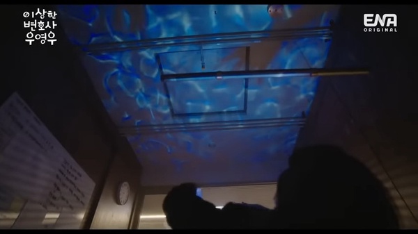 《非常律師禹英禑》隱藏「劇情細節」！濬浩送英禑的禮物是投影儀？這細節證明英禑也在意濬浩！