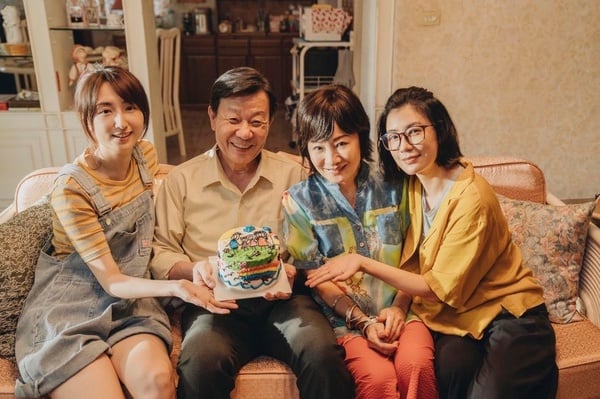 8個《媽，別鬧了！》的彩蛋！吳慷仁住進言情小說、《飛龍在天》CP相隔20年再相遇