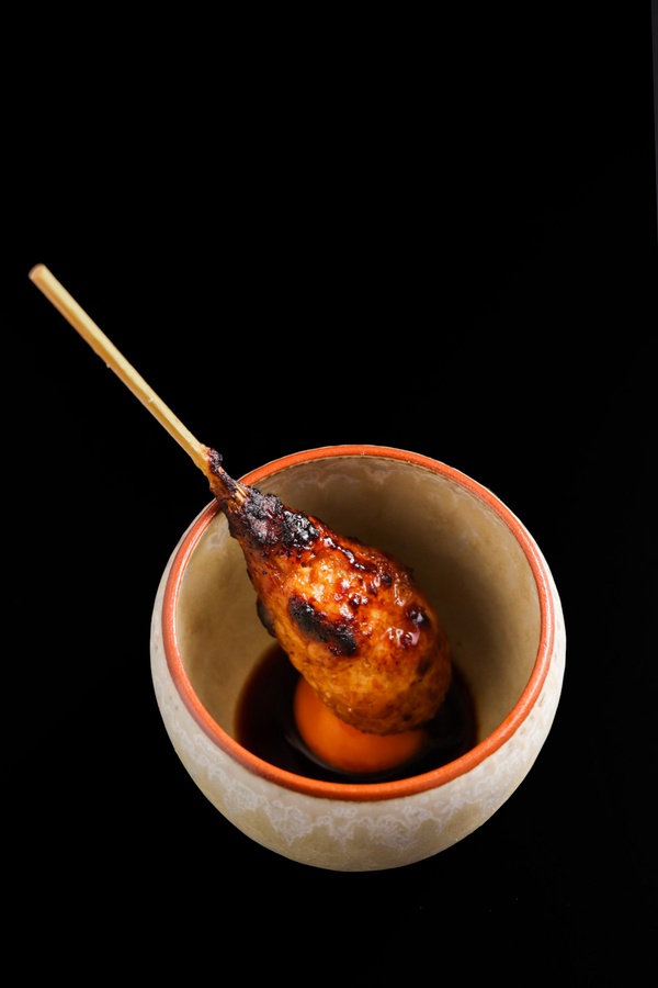 必吃燒鳥無菜單料理!頂級「燒鳥狂想曲」星級主廚完美料理雞肉各部位,全18道超驚豔