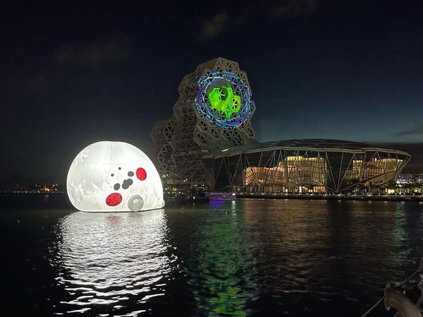 不只小海豹現身愛河！小小企鵝、ㄇㄚˊ幾兔裝置藝術也登陸高雄愛河，慵懶模樣超欠拍