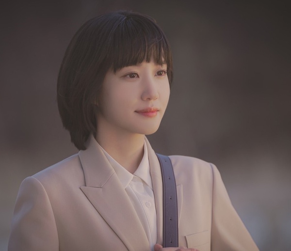 Netflix《非常律師禹英禑》朴恩斌「演技細節」解析!母女相認「微表情變化」太絕,她連當背景都在飆戲