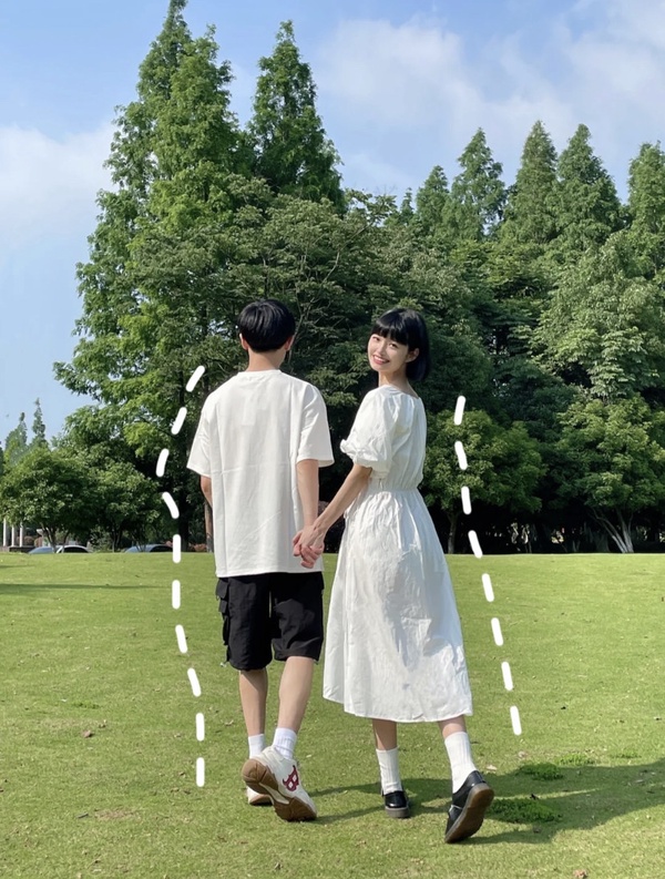 情侶拍照姿勢大全!展現日常甜蜜感、低調意境照都超唯美,七夕情人節大拍閃照洗版
