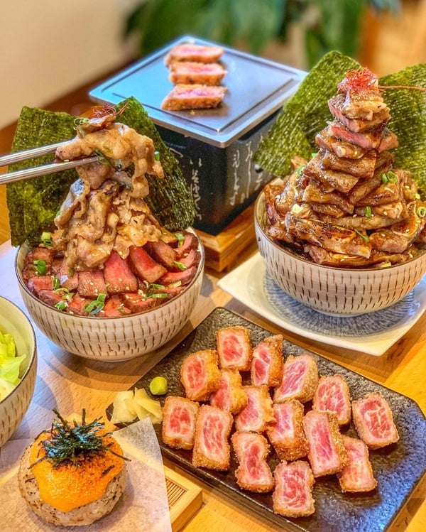 老饕最愛！特搜全台6間「炸牛排名店」，粉嫩色澤 x 鮮嫩多汁，還能放石板炙烤DIY！