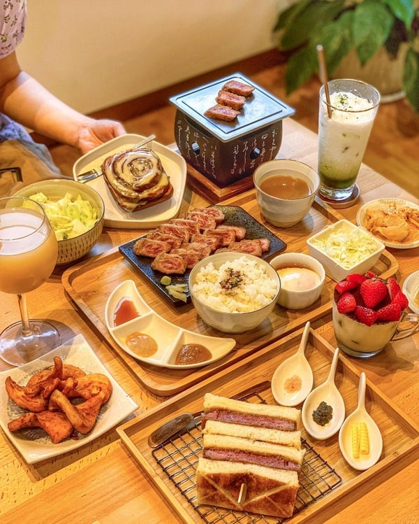 老饕最愛！特搜全台6間「炸牛排名店」，粉嫩色澤 x 鮮嫩多汁，還能放石板炙烤DIY！