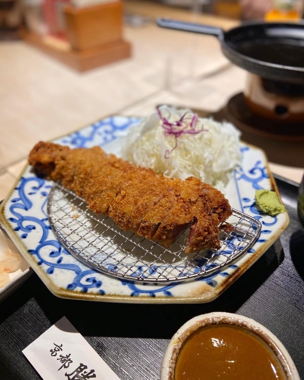 老饕最愛！特搜全台6間「炸牛排名店」，粉嫩色澤 x 鮮嫩多汁，還能放石板炙烤DIY！