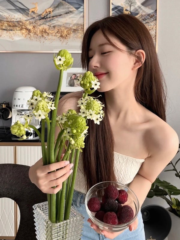 趙露思甜系拍照姿勢公開!少女感POSE快筆記,這招讓你視覺顯瘦5公斤、無痛變出直角肩