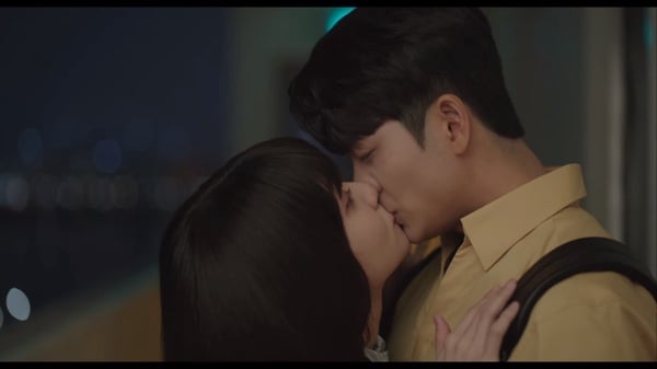 Netflix《非常律師禹英禑》吻戲「幕後秘密」！吻戲是朴恩斌引導？濬浩這幕早就「間接告白」英禑了？