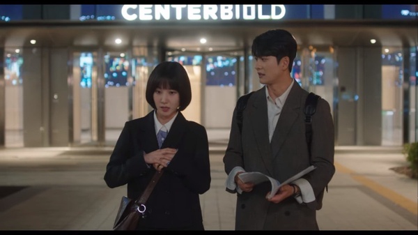 Netflix《非常律師禹英禑》吻戲「幕後秘密」！吻戲是朴恩斌引導？濬浩這幕早就「間接告白」英禑了？