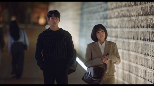 Netflix《非常律師禹英禑》吻戲「幕後秘密」！吻戲是朴恩斌引導？濬浩這幕早就「間接告白」英禑了？
