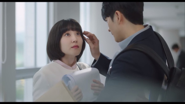Netflix《非常律師禹英禑》吻戲「幕後秘密」！吻戲是朴恩斌引導？濬浩這幕早就「間接告白」英禑了？