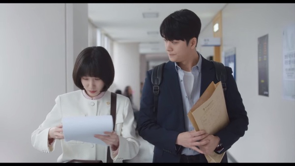 Netflix《非常律師禹英禑》吻戲「幕後秘密」！吻戲是朴恩斌引導？濬浩這幕早就「間接告白」英禑了？