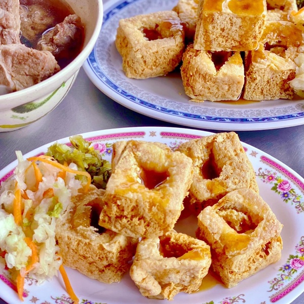 苗栗在地銅板小吃！苗栗美食TOP8推薦：真鮮肉湯包、廟口臭豆腐必吃，還有超罪惡抹茶冰