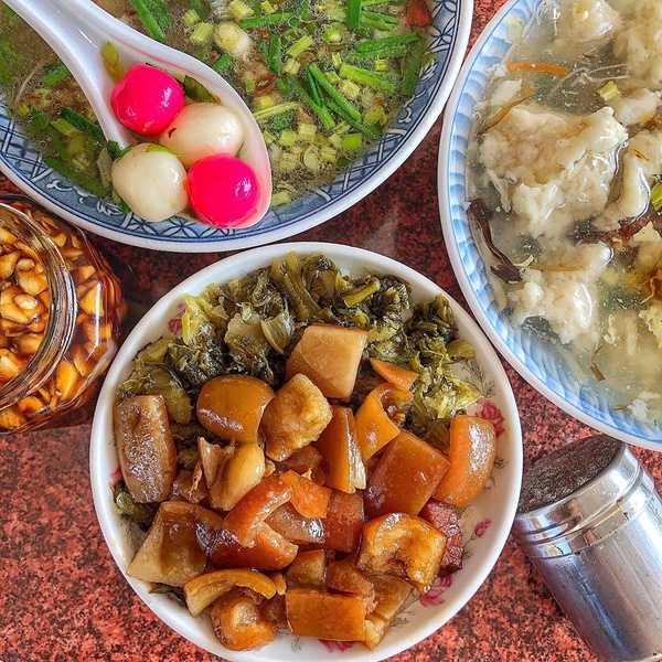 苗栗在地銅板小吃！苗栗美食TOP8推薦：真鮮肉湯包、廟口臭豆腐必吃，還有超罪惡抹茶冰