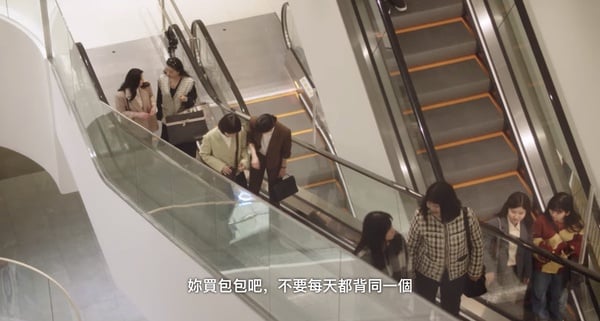《禹英禑》劇情「隱藏秘密」!英禑&濬浩吻戲「燈熄滅」有含義,這幕手扶梯畫面藏隱喻