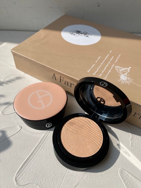 美人圈編輯實測！2022蜜粉評比推薦：GIORGIO ARMANI 輕透亮高光持妝蜜粉餅
