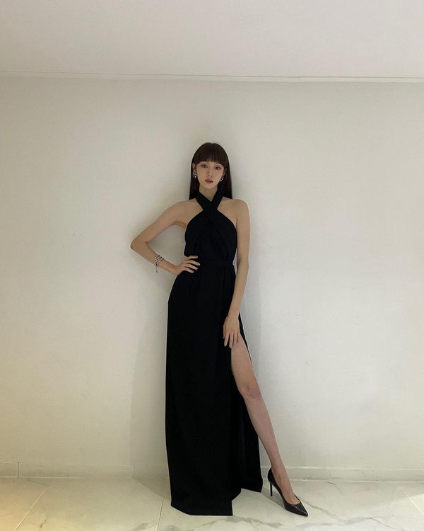 韓國「小臉女星」代表！NMIXX Sullyoon臉比巴掌還小，張員瑛、IU面對無情鏡頭都不怕