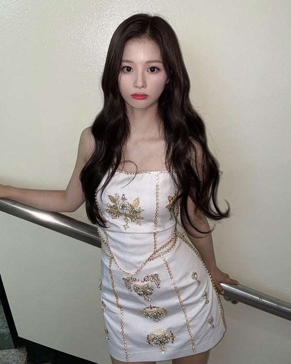韓國「小臉女星」代表！NMIXX Sullyoon臉比巴掌還小，張員瑛、IU面對無情鏡頭都不怕