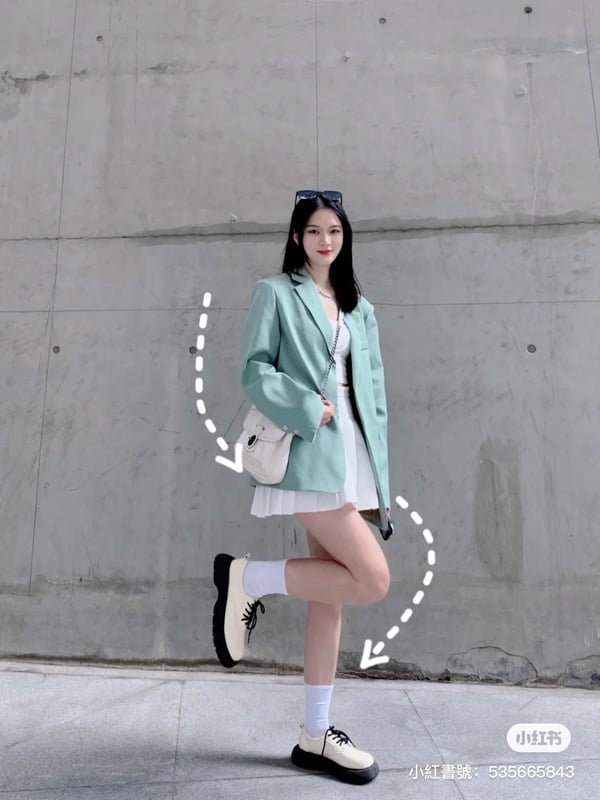 拍照姿勢怎麼擺才不尷尬？萬能「站姿拍照Pose」圖鑑，九頭身、大長腿不用P圖立即get