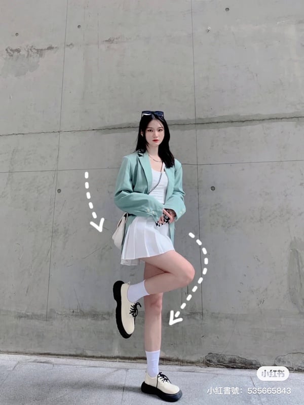 拍照姿勢怎麼擺才不尷尬？萬能「站姿拍照Pose」圖鑑，九頭身、大長腿不用P圖立即get