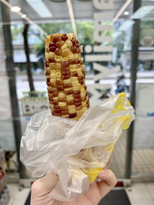 全家開賣新品「蒸雙色玉米」！全家限店販售Q彈蒸糯米玉米，銅板價就有再享優惠！