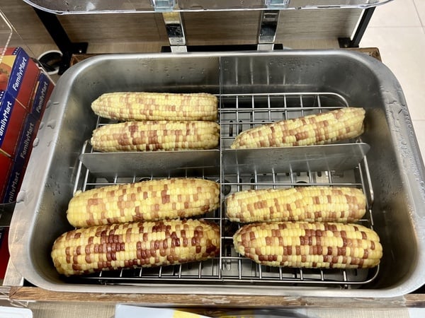全家開賣新品「蒸雙色玉米」！全家限店販售Q彈蒸糯米玉米，銅板價就有再享優惠！