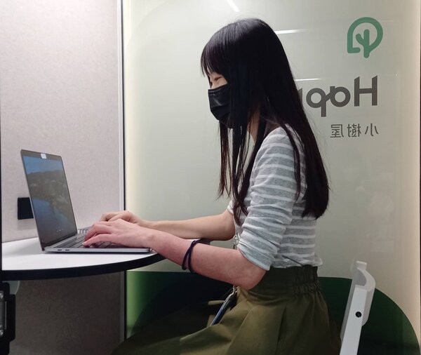 全家超商變個人辦公室!小樹屋電話亭辦公空間開放預約,超商變辦公室,捷運站也有!