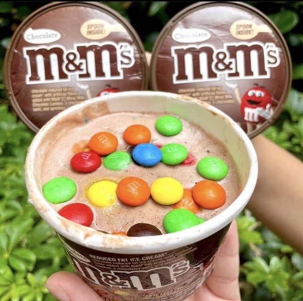 巧克力控開吃！全家開賣M&M’s巧克力冰淇淋，巧克力香+奶香，還吃得到巧克力碎！