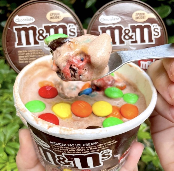 巧克力控開吃！全家開賣M&M’s巧克力冰淇淋，巧克力香+奶香，還吃得到巧克力碎！