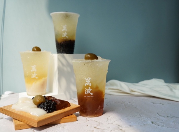 萬波新品酸梅冰！萬波酸梅冰吃得到「整顆酸梅」，酸梅配Q彈珍珠、杏仁凍和愛玉超涮嘴