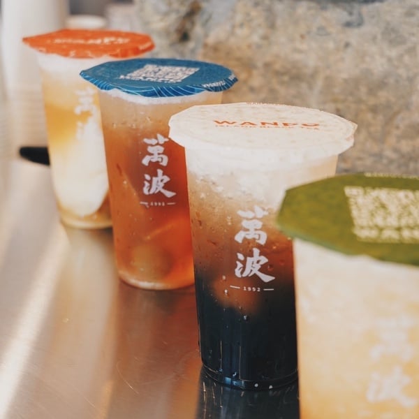 萬波新品酸梅冰！萬波酸梅冰吃得到「整顆酸梅」，酸梅配Q彈珍珠、杏仁凍和愛玉超涮嘴
