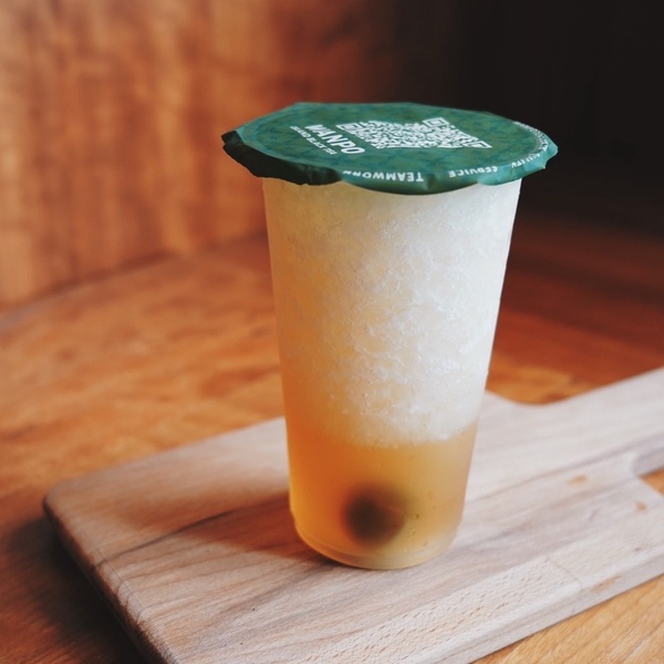萬波新品酸梅冰！萬波酸梅冰吃得到「整顆酸梅」，酸梅配Q彈珍珠、杏仁凍和愛玉超涮嘴