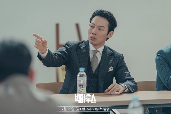 《黑話律師》楊慶元作品盤點!《愛的迫降》北韓F5爆紅,《某一天》耍狠反差驚人