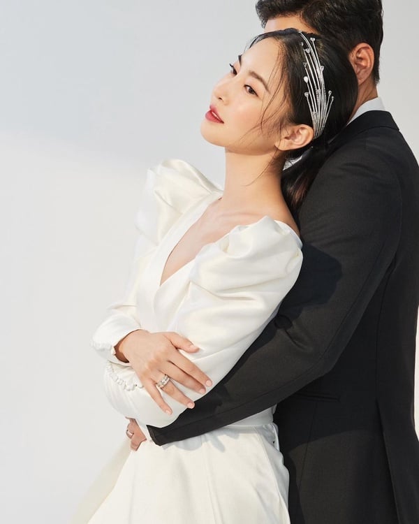LOCO官宣和青梅女友結婚！韓國５對「青梅竹馬」夫妻：金載沅閃婚，「這對」頻傳婚變