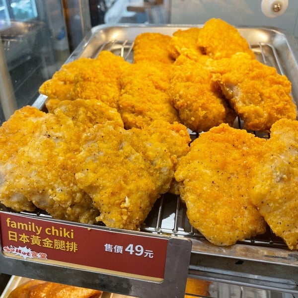 日本全家必吃炸腿排台灣開賣！全家熟食區再推鼎王麻辣腸、麻辣肉包多達40款特色熟食！