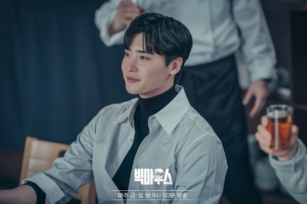 《黑話律師》主演群近況!李鍾碩辦見面會太寵粉、潤娥搭俊昊開拍新劇,金柱憲戲約不斷