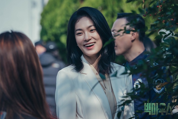 《黑話律師》主演群近況!李鍾碩辦見面會太寵粉、潤娥搭俊昊開拍新劇,金柱憲戲約不斷