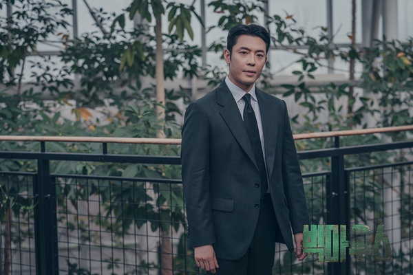 《黑話律師》主演群近況!李鍾碩辦見面會太寵粉、潤娥搭俊昊開拍新劇,金柱憲戲約不斷
