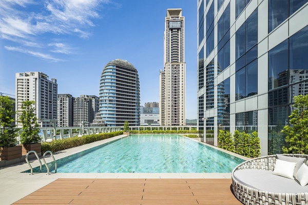 新北新莊凱悅嘉軒酒店全新開幕,網美戶外泳池,還有吃到飽餐廳進駐,超值住宿優惠必搶