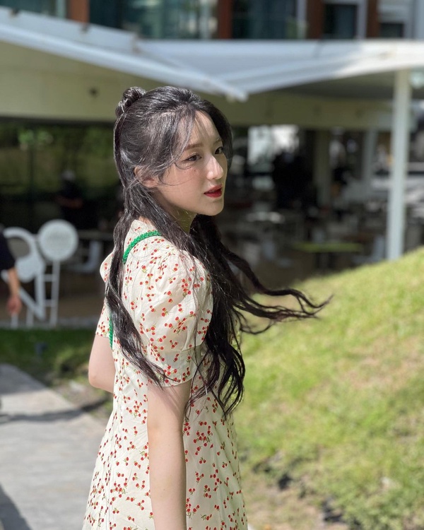 IU 演唱會坦言耳朵生病！細數曾「帶病表演」的韓星：定延表情痛苦，智秀舞台上跪倒