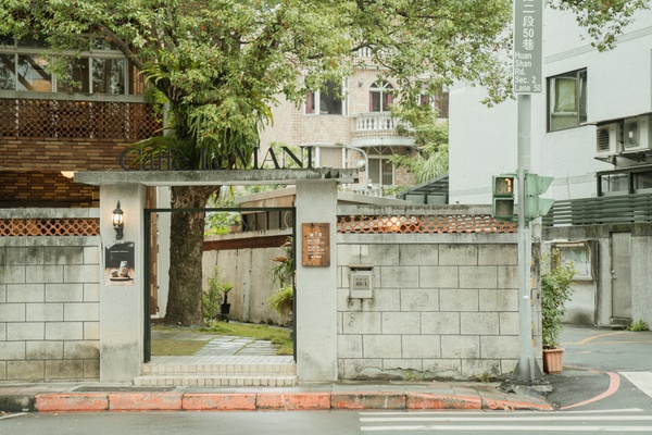 台北10間老宅咖啡廳推薦！耳邊風老宅門板藝術牆超吸睛，手沖咖啡冠軍坐鎮「這家」必訪