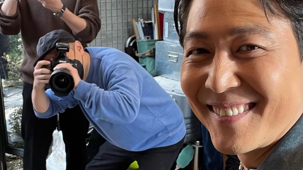 李政宰「反轉魅力」收割少女心！以為是「很會演戲的大叔」，員工希望他能「好好自拍」