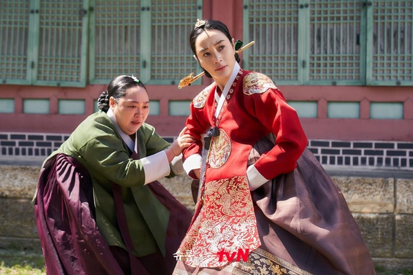 金憓秀新劇《王后傘下》6大看點！睽違20年再度出演古裝劇，虎媽對上鮮肉世子引期待！