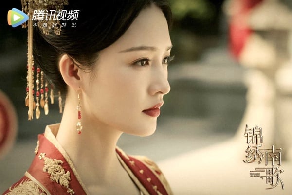 古裝劇「紅唇美人」:迪麗熱巴《安樂傳》撐傘回眸登熱搜,《覆流年》邢菲如泣血玫瑰