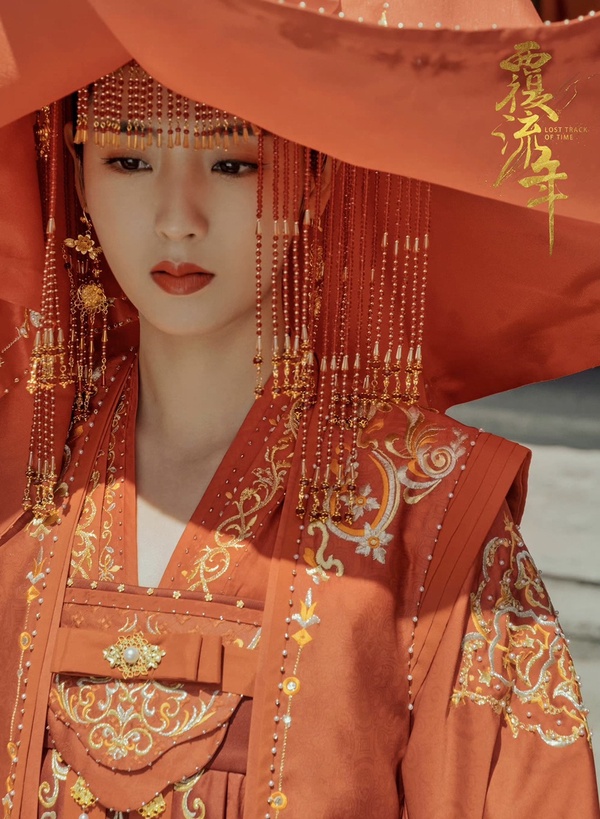 古裝劇「紅唇美人」:迪麗熱巴《安樂傳》撐傘回眸登熱搜,《覆流年》邢菲如泣血玫瑰