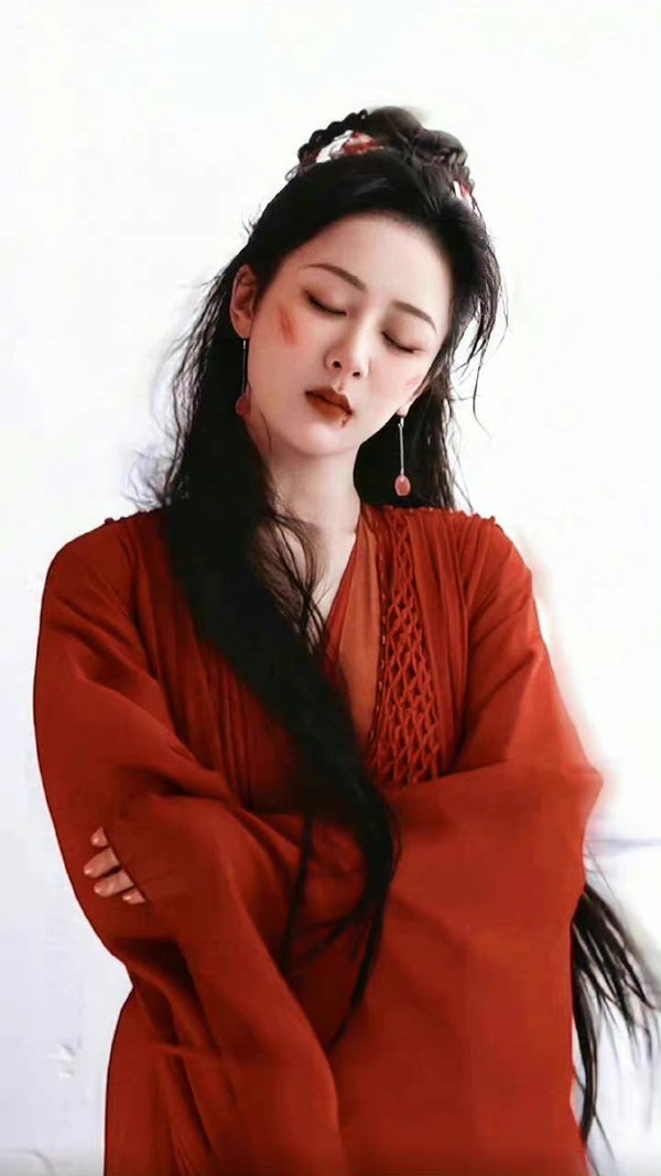 古裝劇「紅唇美人」:迪麗熱巴《安樂傳》撐傘回眸登熱搜,《覆流年》邢菲如泣血玫瑰