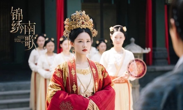 古裝劇「紅唇美人」:迪麗熱巴《安樂傳》撐傘回眸登熱搜,《覆流年》邢菲如泣血玫瑰