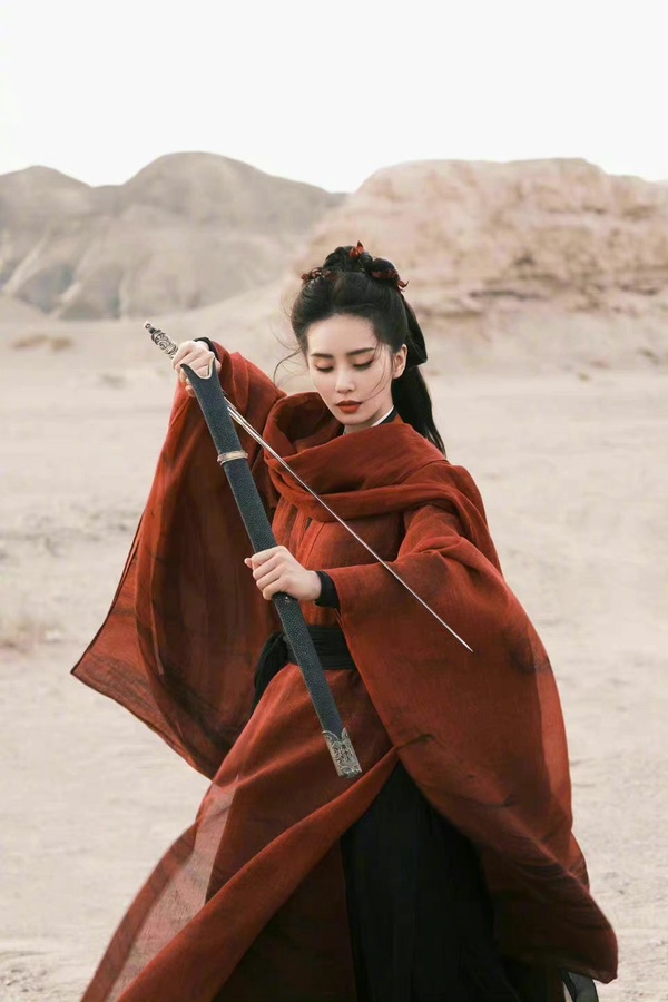 古裝劇「紅唇美人」:迪麗熱巴《安樂傳》撐傘回眸登熱搜,《覆流年》邢菲如泣血玫瑰